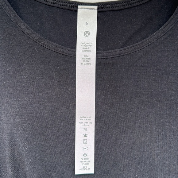 Shoulder Cut-Out Yoga T-Shirt In Black - Picture 8 of 9